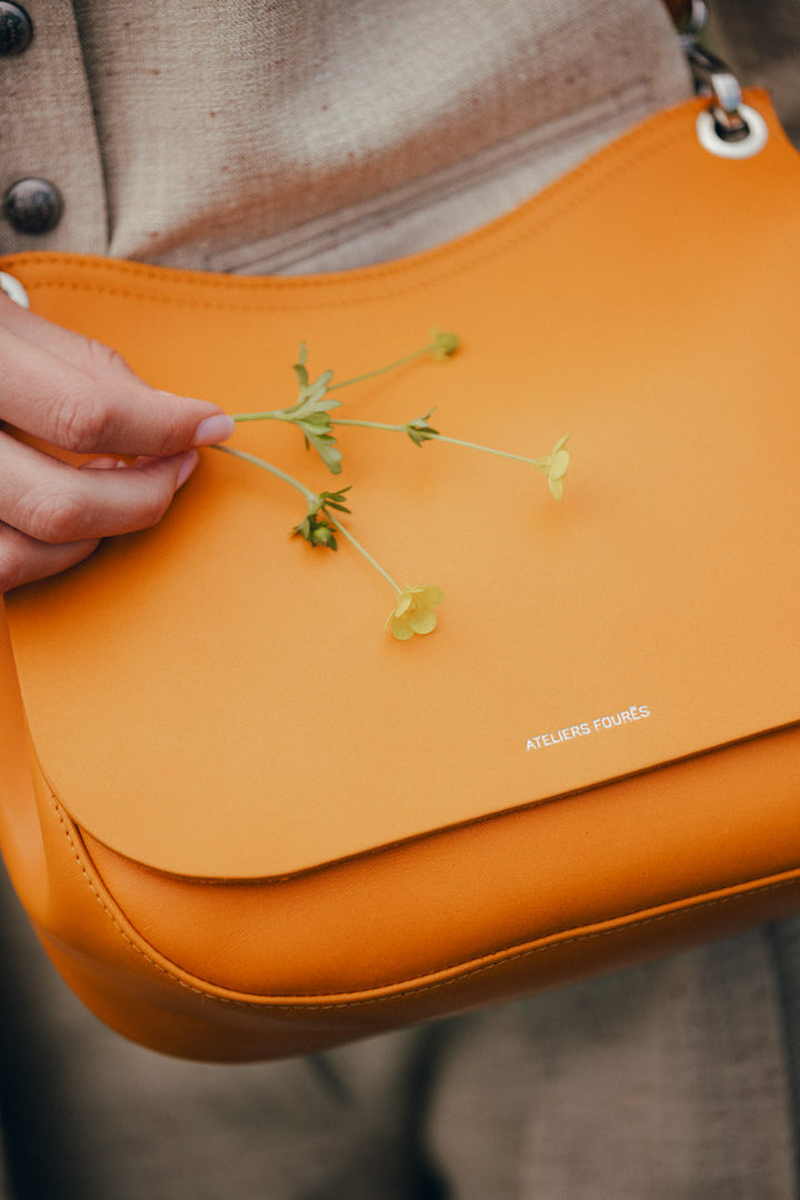 Mini sac en cuir pleine fleur APHRODITE coloris joie, porté n°1 – Ateliers Fourès