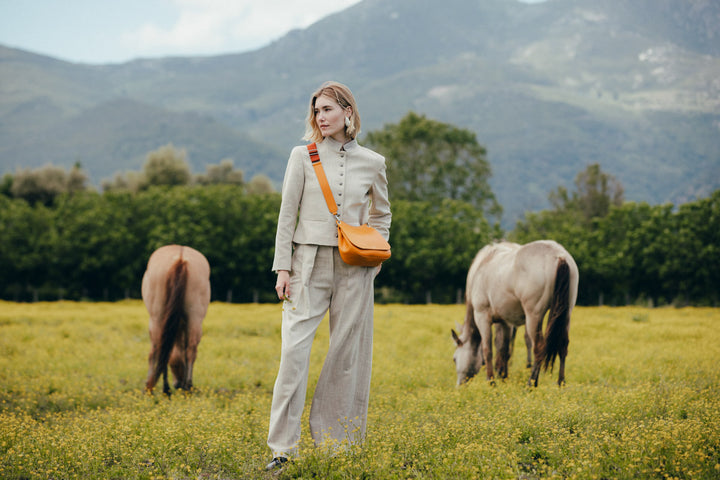 Mini sac en cuir pleine fleur APHRODITE coloris joie, porté n°4 – Ateliers Fourès