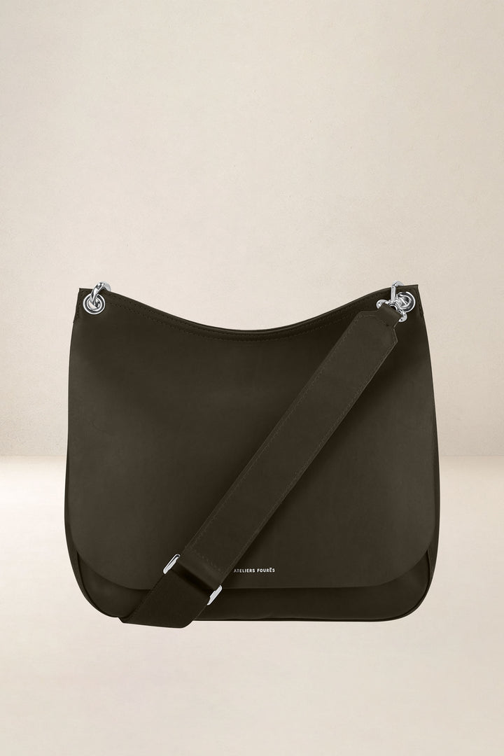 Sac bandoulière en cuir pleine fleur APHRODITE coloris maquis, vue d’ensemble – Ateliers Fourès