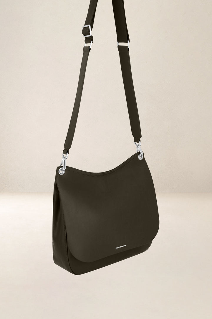 Sac bandoulière en cuir pleine fleur APHRODITE coloris maquis, vue de profil n°1 – Ateliers Fourès