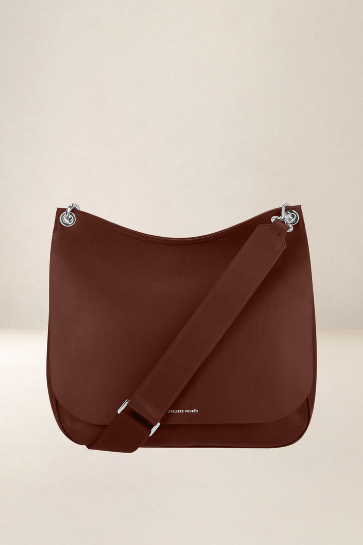 Sac bandoulière en cuir pleine fleur APHRODITE coloris fauve, vue d’ensemble – Ateliers Fourès