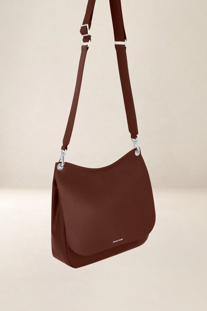 Sac bandoulière en cuir pleine fleur APHRODITE coloris fauve, vue de profil n°1 – Ateliers Fourès