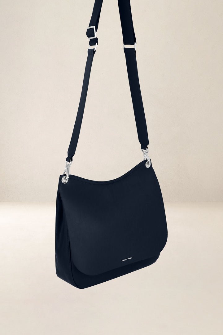 Sac bandoulière en cuir pleine fleur APHRODITE coloris cosmos, vue de profil n°1 – Ateliers Fourès