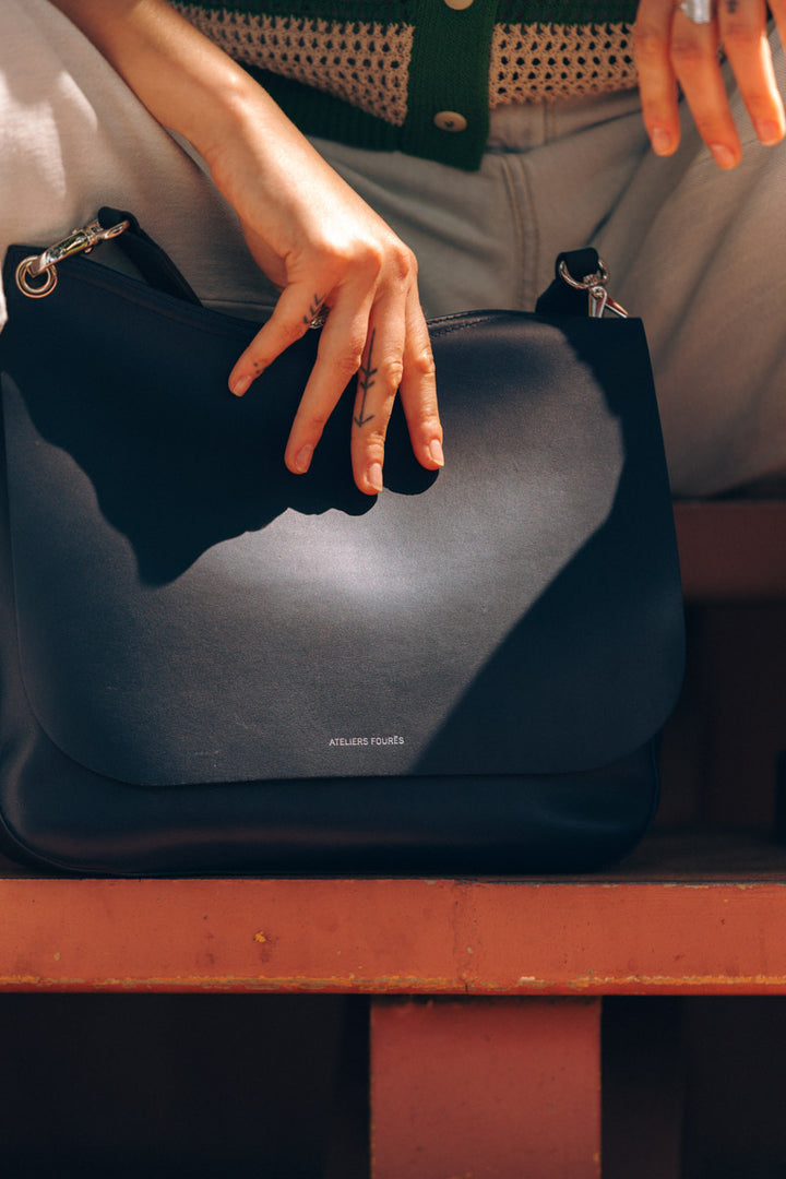 Sac bandoulière en cuir pleine fleur APHRODITE coloris cosmos, porté n°1 – Ateliers Fourès