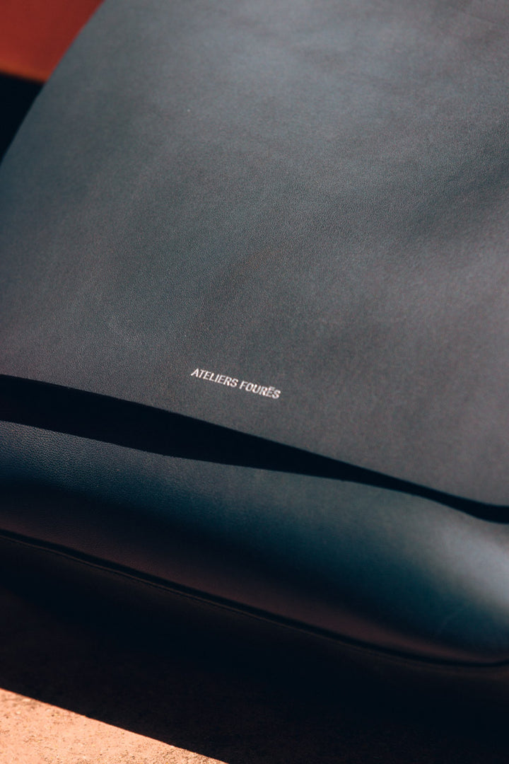 Sac bandoulière en cuir pleine fleur APHRODITE coloris cosmos, porté n°2 – Ateliers Fourès