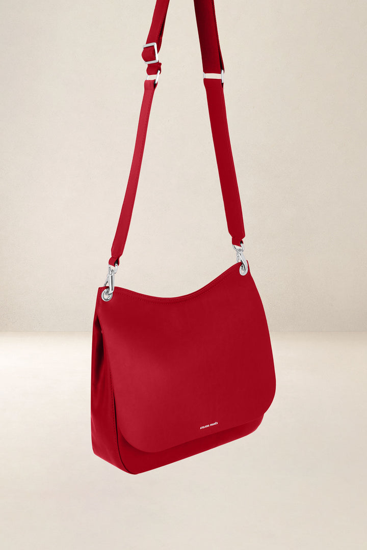 Sac bandoulière en cuir pleine fleur APHRODITE coloris carmen, vue de profil n°1 – Ateliers Fourès