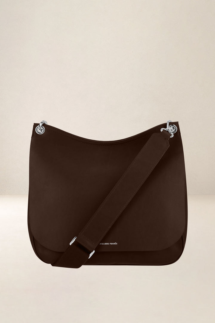 Sac bandoulière en cuir pleine fleur APHRODITE coloris cafe, vue d’ensemble – Ateliers Fourès