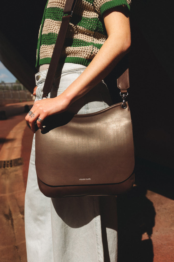 Sac bandoulière en cuir pleine fleur APHRODITE coloris cafe, porté – Ateliers Fourès