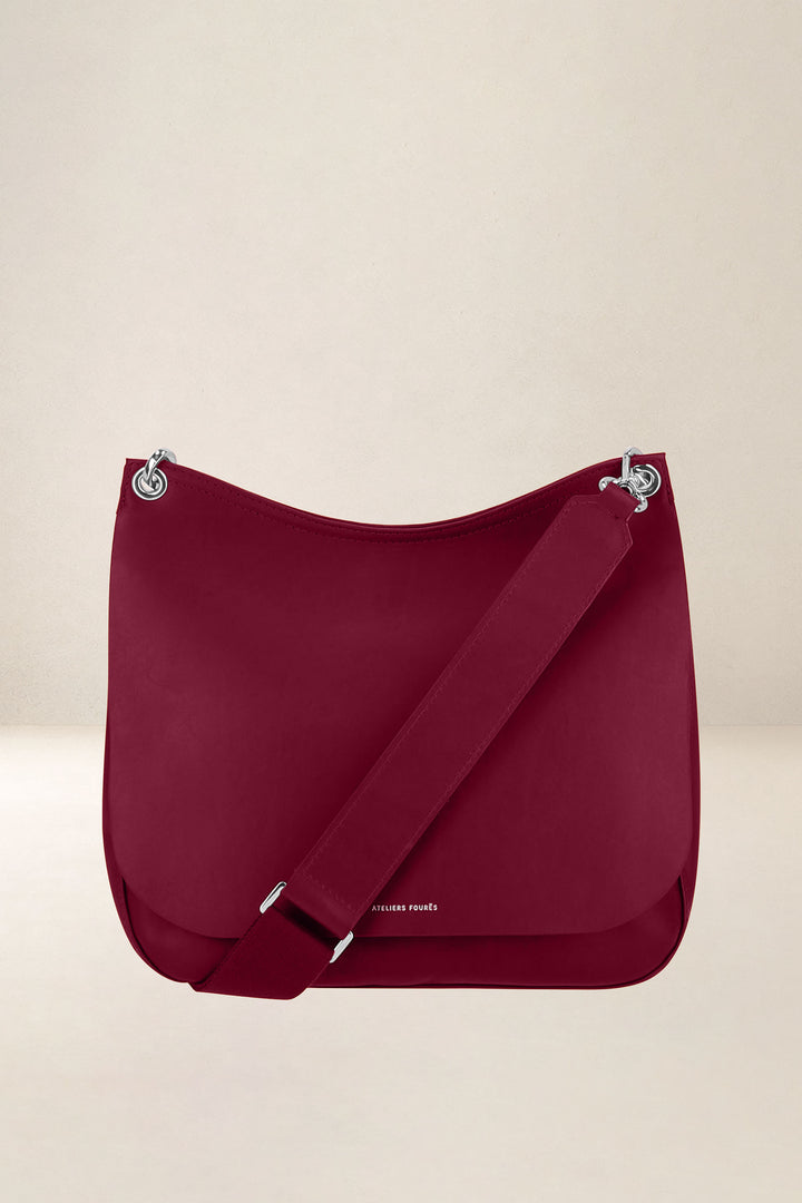 Sac bandoulière en cuir pleine fleur APHRODITE coloris pourpre, vue d’ensemble – Ateliers Fourès