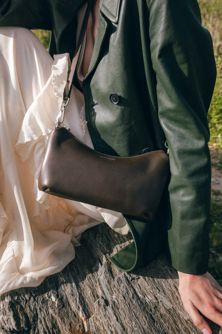 Sac à main en cuir pleine fleur HÉCATE coloris maquis, porté à l’épaule n°1 – Ateliers Fourès