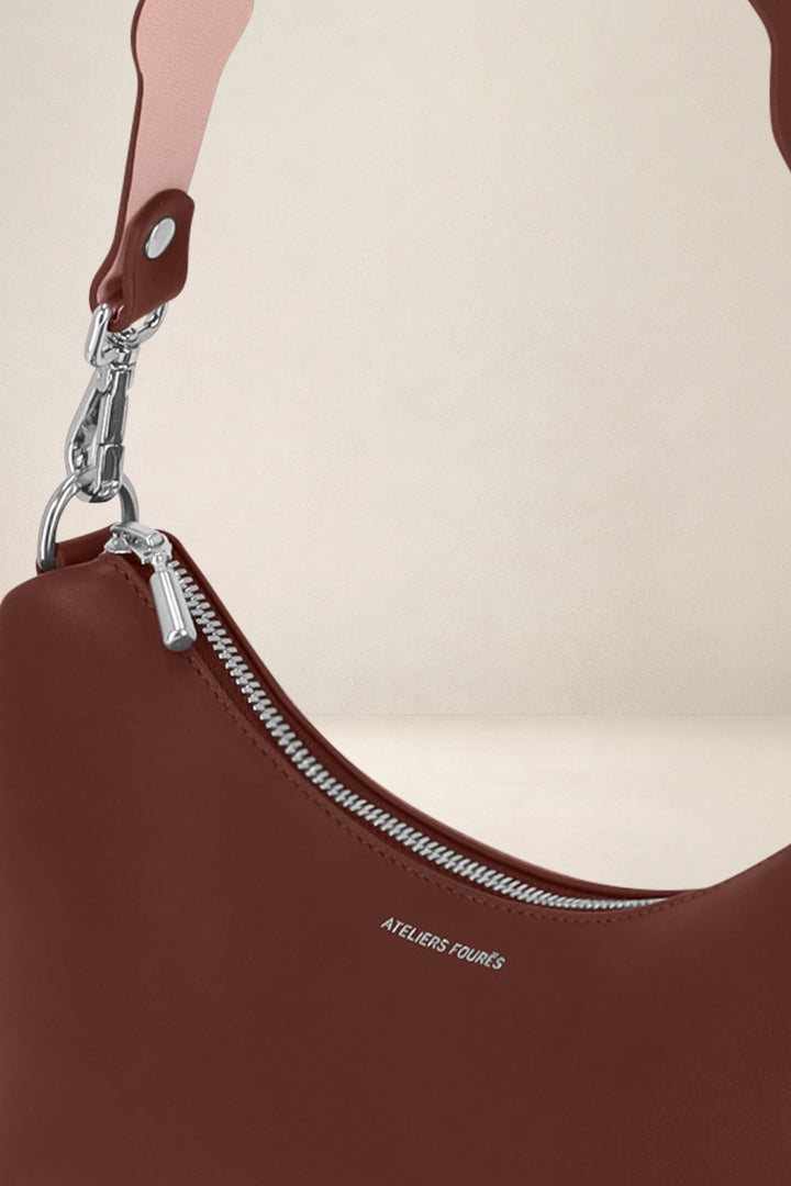 Sac à main en cuir pleine fleur HÉCATE coloris fauve, vue de détail – Ateliers Fourès