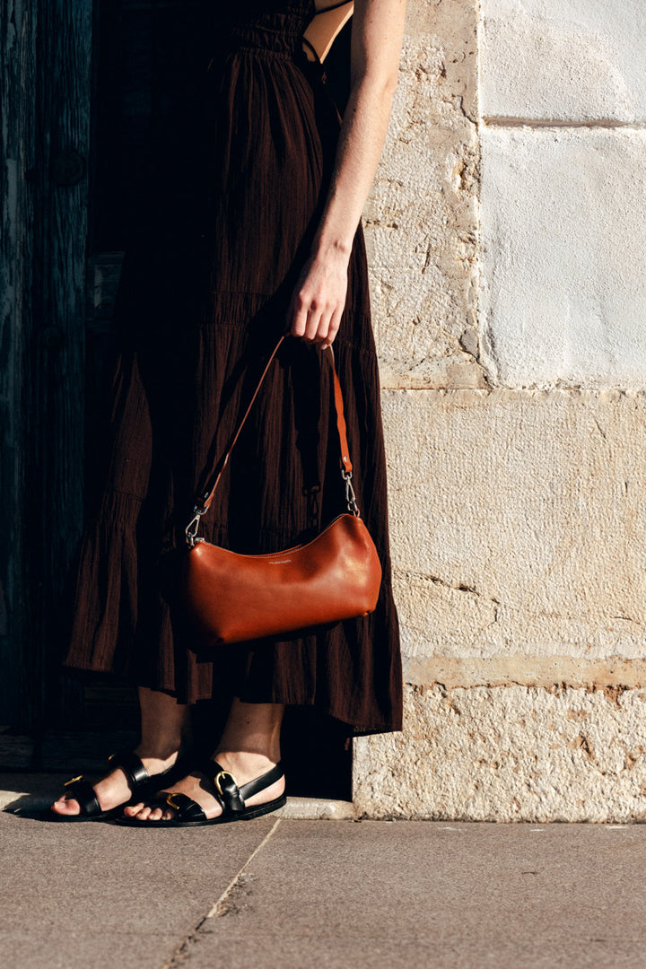 Sac à main en cuir pleine fleur HÉCATE coloris fauve, porté à l’épaule n°1 – Ateliers Fourès
