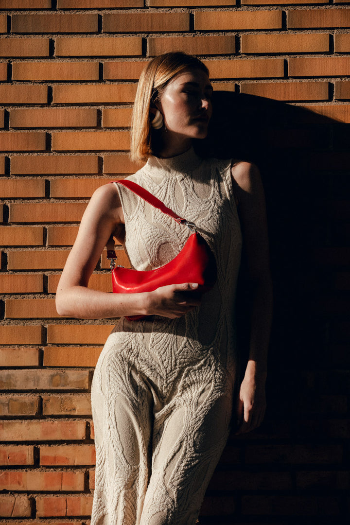 Sac à main en cuir pleine fleur HÉCATE coloris carmen, porté à l’épaule n°1 – Ateliers Fourès