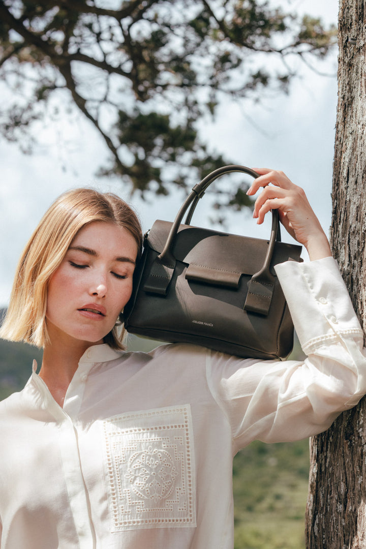 Sac à main en cuir pleine fleur DICÉ coloris maquis, porté à l’épaule n°1 – Ateliers Fourès