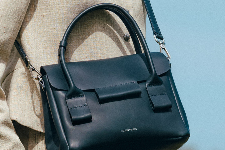 Sac à main en cuir pleine fleur DICÉ coloris cosmos, porté à l’épaule n°3 – Ateliers Fourès