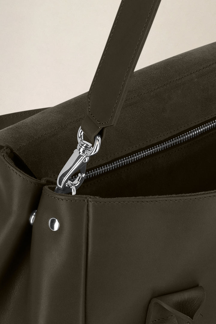 Sac à main en cuir pleine fleur DICÉ coloris maquis, vue intérieure – Ateliers Fourès