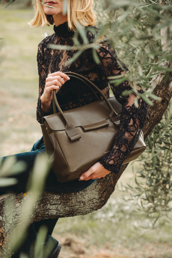 Sac à main en cuir pleine fleur DICÉ coloris maquis, porté à l’épaule n°2 – Ateliers Fourès