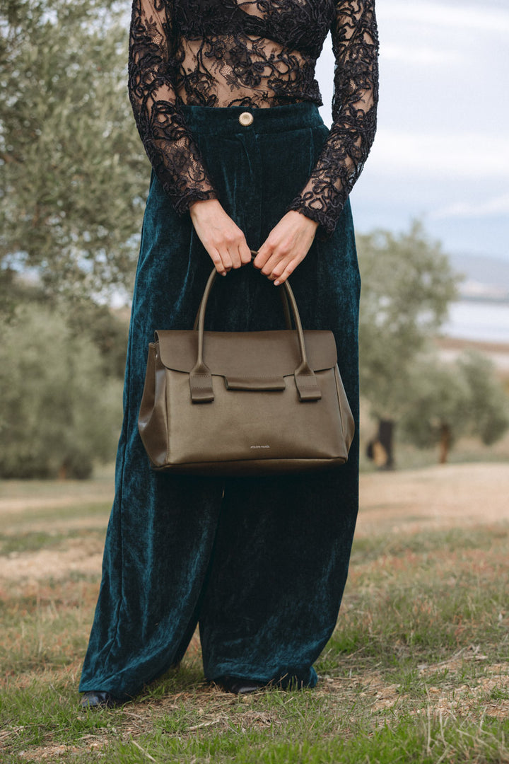 Sac à main en cuir pleine fleur DICÉ coloris maquis, porté à l’épaule n°3 – Ateliers Fourès