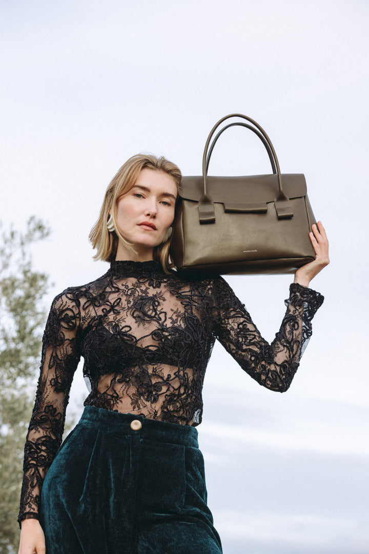 Sac à main en cuir pleine fleur DICÉ coloris maquis, porté à l’épaule n°5 – Ateliers Fourès