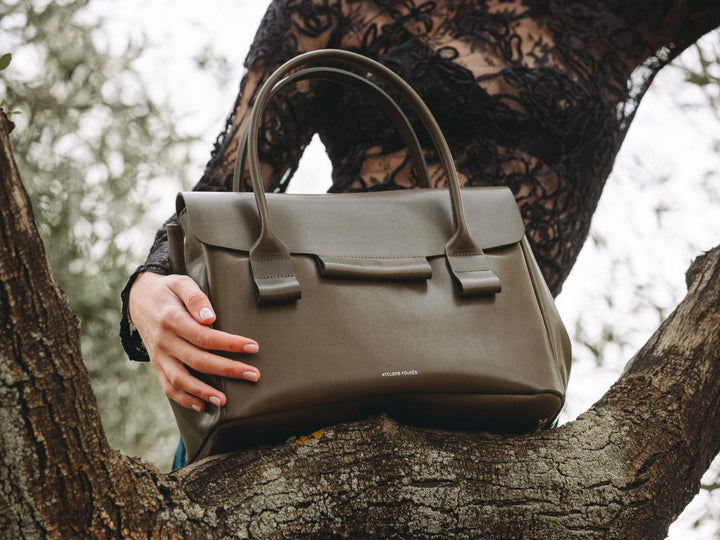 Sac à main en cuir pleine fleur DICÉ coloris maquis, porté à l’épaule n°1 – Ateliers Fourès