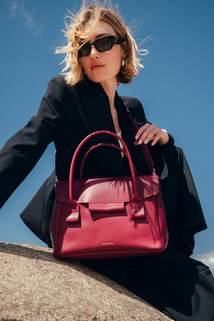 Sac à main en cuir pleine fleur DICÉ coloris pourpre, porté à l’épaule n°1 – Ateliers Fourès