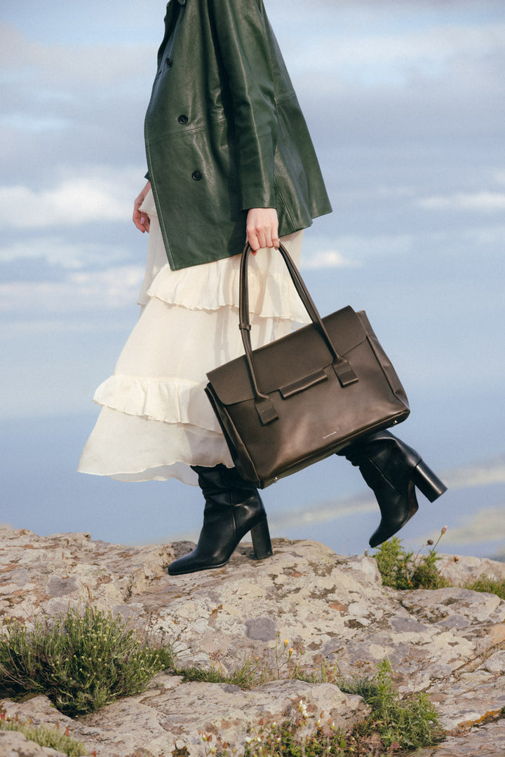 Sac à main en cuir pleine fleur DICÉ coloris maquis, porté à l’épaule n°1 – Ateliers Fourès