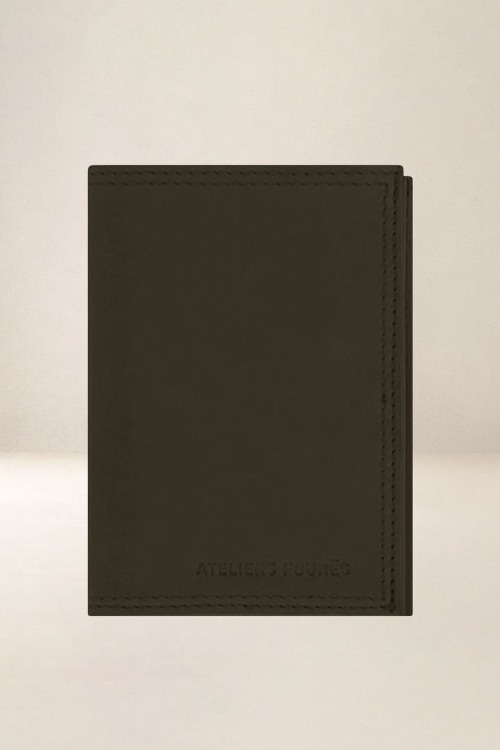 Portefeuille medium en cuir pleine fleur PLATON coloris maquis, vue d’ensemble – Ateliers Fourès