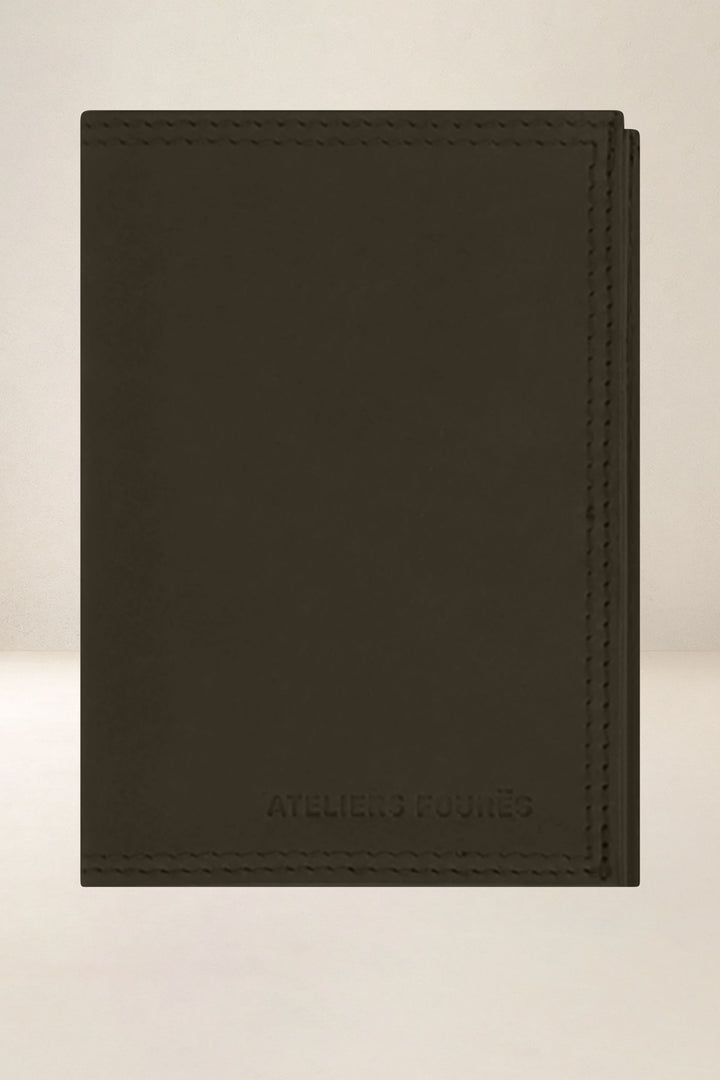 Portefeuille medium en cuir pleine fleur PLATON coloris maquis, vue de face – Ateliers Fourès