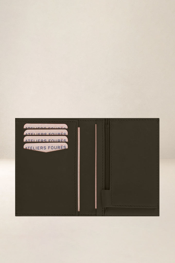 Portefeuille medium en cuir pleine fleur PLATON coloris maquis, vue intérieure n°1 – Ateliers Fourès