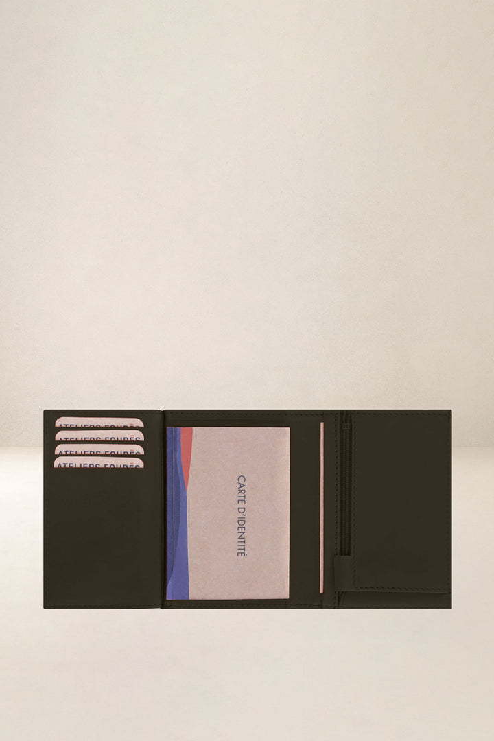 Portefeuille medium en cuir pleine fleur PLATON coloris maquis, vue intérieure n°2 – Ateliers Fourès