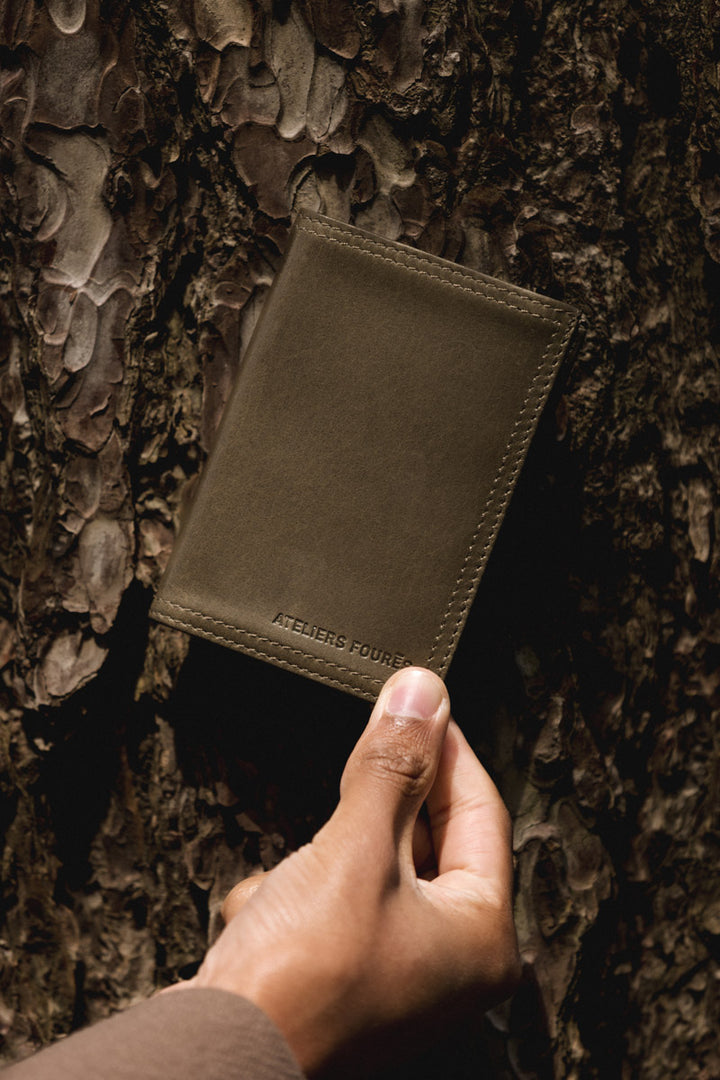 Portefeuille medium en cuir pleine fleur PLATON coloris maquis, tenu en main n°1 – Ateliers Fourès