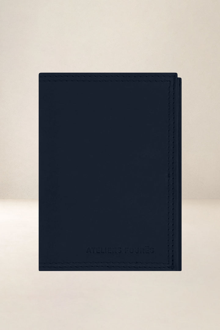 Portefeuille medium en cuir pleine fleur PLATON coloris cosmos, vue d’ensemble – Ateliers Fourès