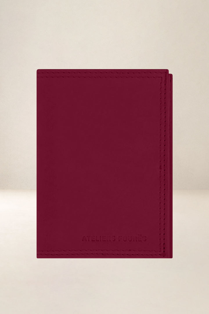 Portefeuille medium en cuir pleine fleur PLATON coloris pourpre, vue d’ensemble – Ateliers Fourès
