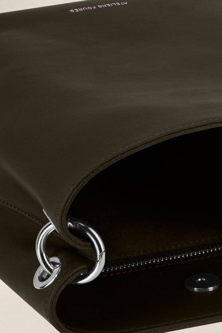 Mini sac en cuir pleine fleur ALCESTE coloris maquis, vue de détail – Ateliers Fourès
