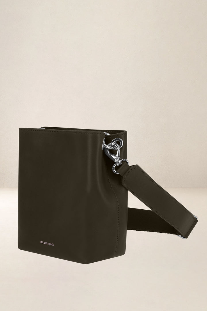 Mini sac en cuir pleine fleur ALCESTE coloris maquis, vue de profil – Ateliers Fourès