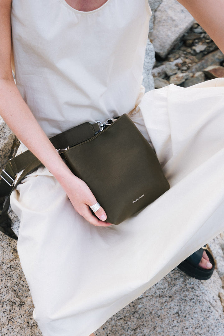 Mini sac en cuir pleine fleur ALCESTE coloris maquis, porté en bandoulière n°2 – Ateliers Fourès