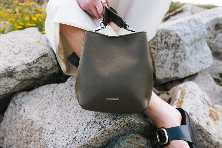 Mini sac en cuir pleine fleur ALCESTE coloris maquis, porté en bandoulière n°1 – Ateliers Fourès