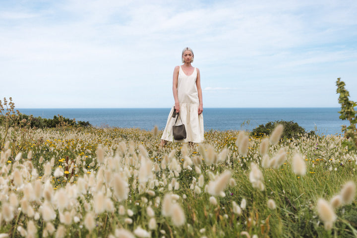 Mini sac en cuir pleine fleur ALCESTE coloris maquis, porté en bandoulière n°2 – Ateliers Fourès