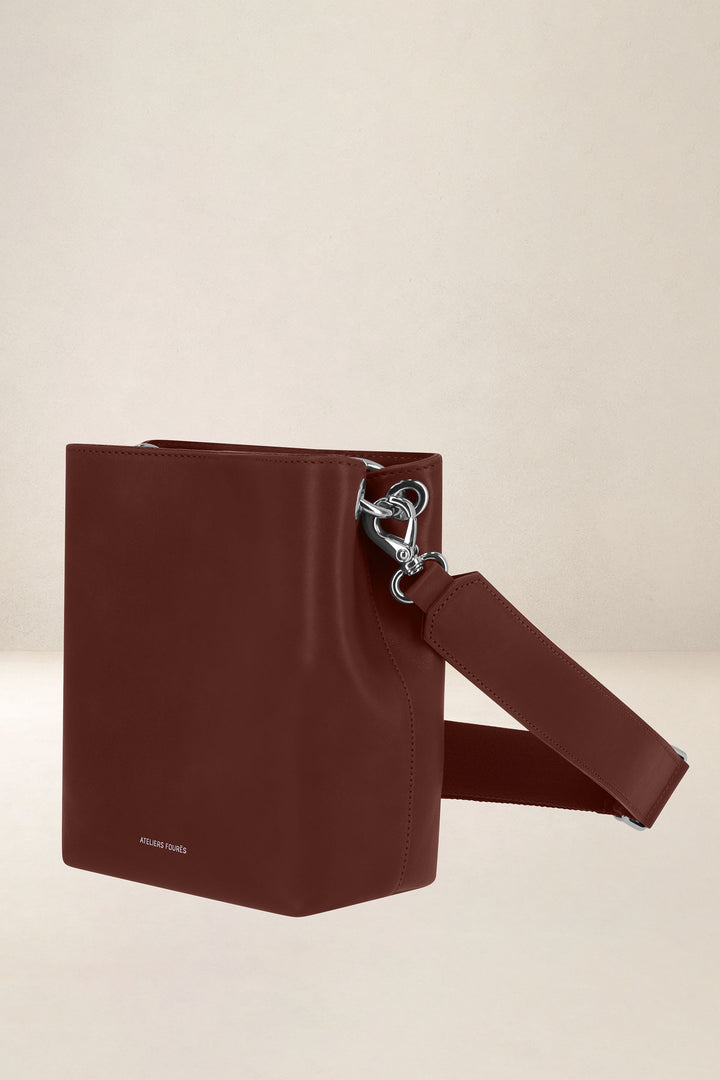 Mini sac en cuir pleine fleur ALCESTE coloris fauve, vue de profil – Ateliers Fourès