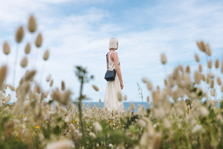 Mini sac en cuir pleine fleur ALCESTE coloris cosmos, porté en bandoulière – Ateliers Fourès