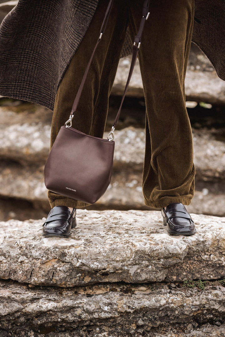Mini sac en cuir pleine fleur ALCESTE coloris cafe, porté en bandoulière n°1 – Ateliers Fourès
