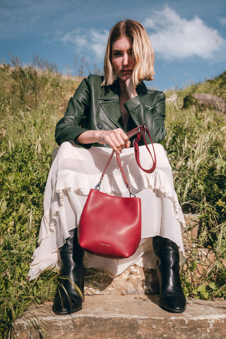 Mini sac en cuir pleine fleur ALCESTE coloris pourpre, porté en bandoulière n°1 – Ateliers Fourès