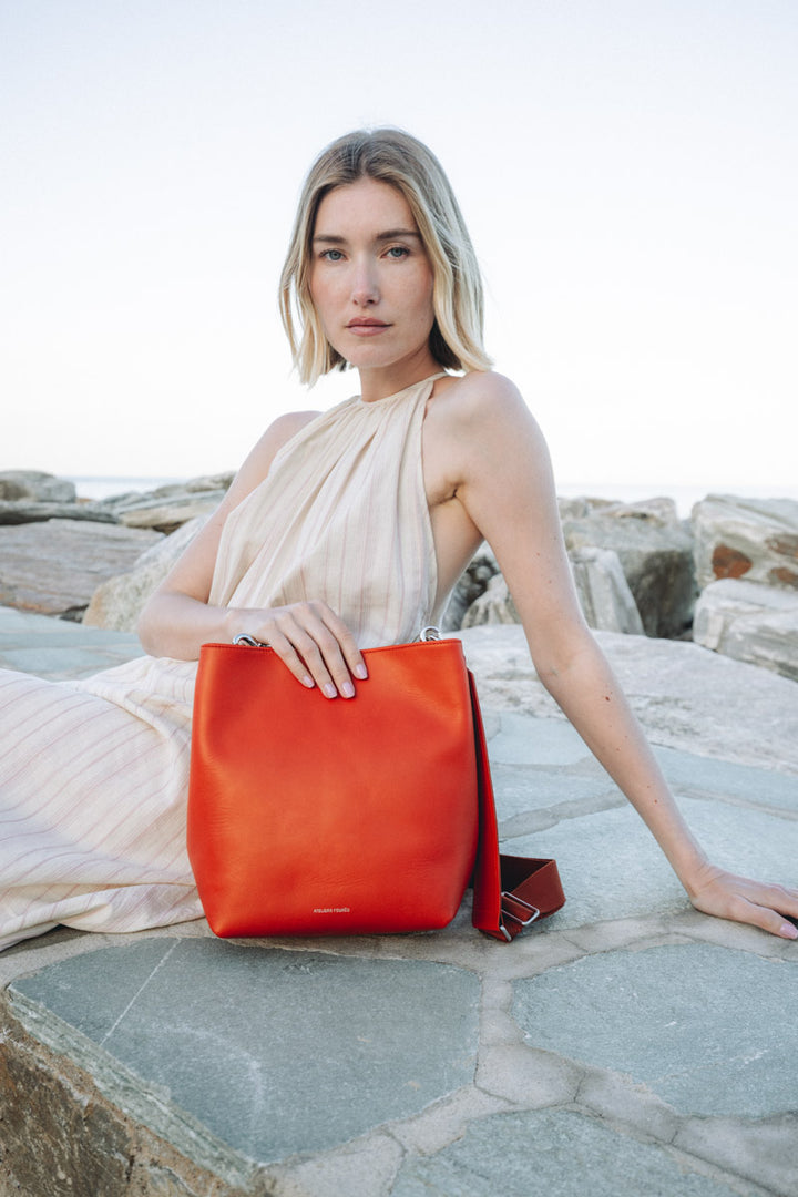 Grand sac en cuir pleine fleur ALCESTE coloris orange, porté n°1 – Ateliers Fourès