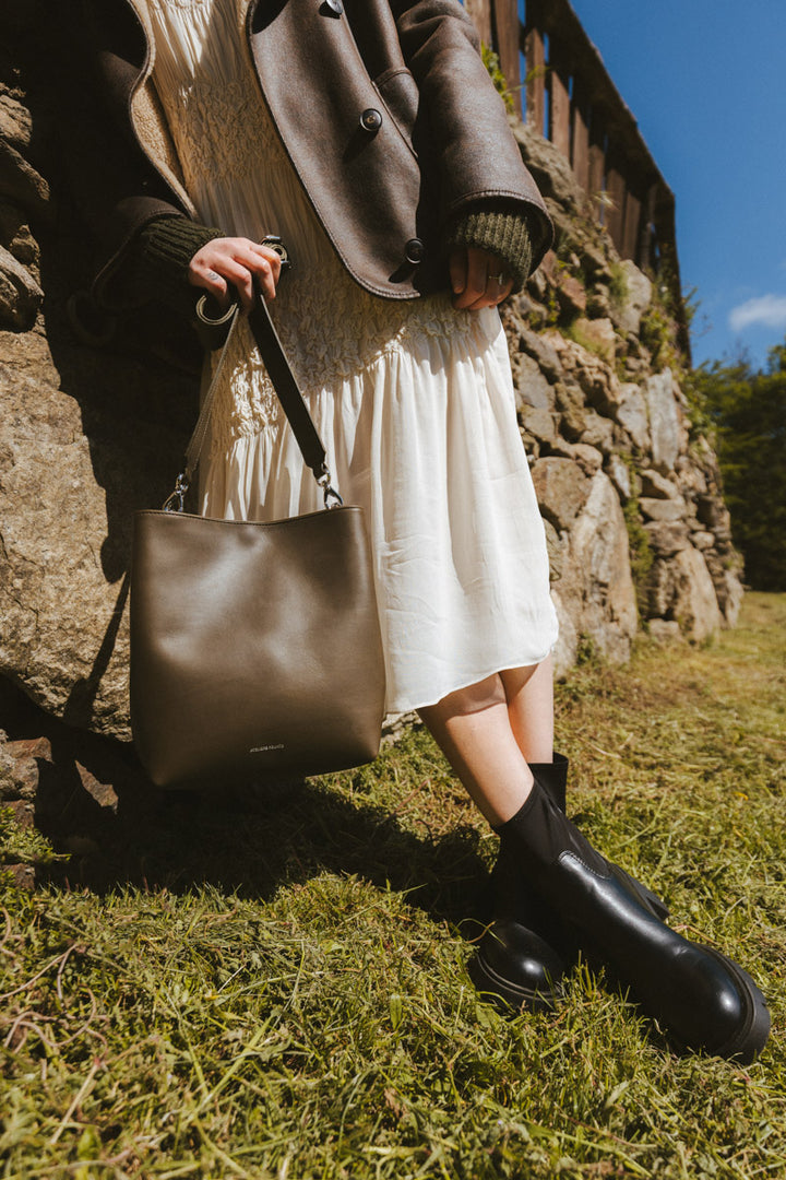 Grand sac en cuir pleine fleur ALCESTE coloris maquis, porté n°1 – Ateliers Fourès