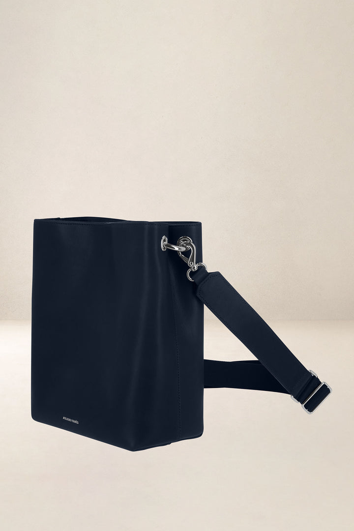Grand sac en cuir pleine fleur ALCESTE coloris cosmos, vue de profil – Ateliers Fourès