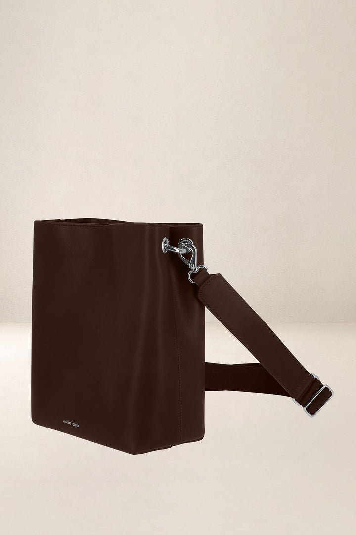 Grand sac en cuir pleine fleur ALCESTE coloris cafe, vue de profil – Ateliers Fourès