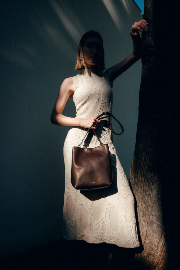 Grand sac en cuir pleine fleur ALCESTE coloris cafe, porté n°1 – Ateliers Fourès