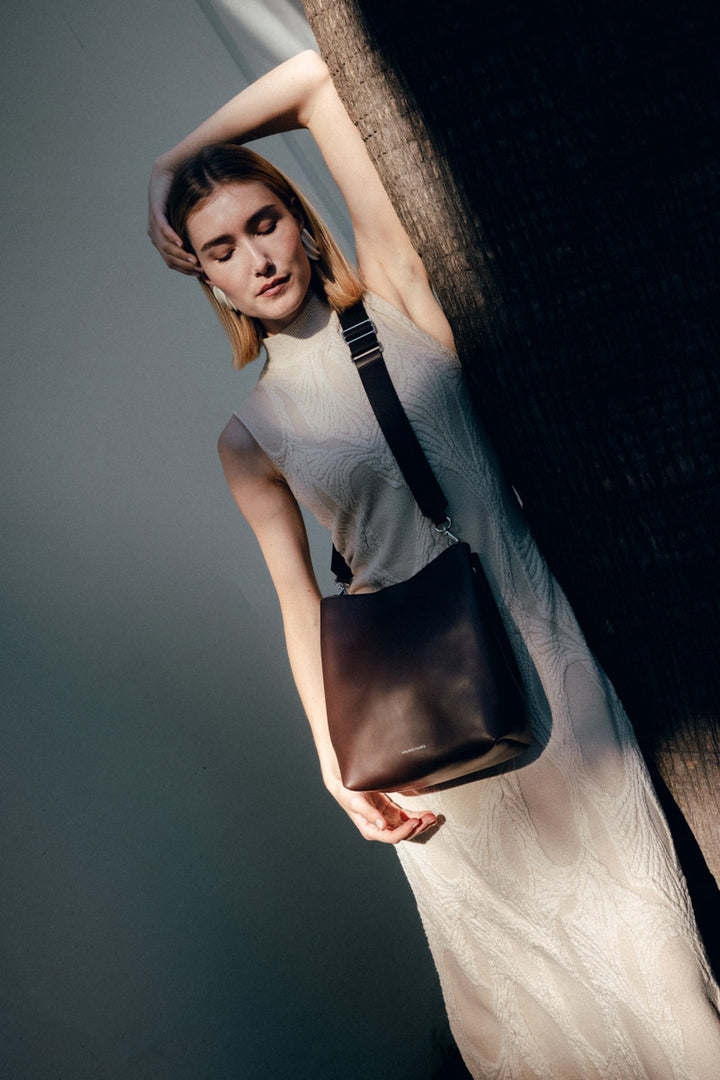 Grand sac en cuir pleine fleur ALCESTE coloris cafe, porté n°3 – Ateliers Fourès