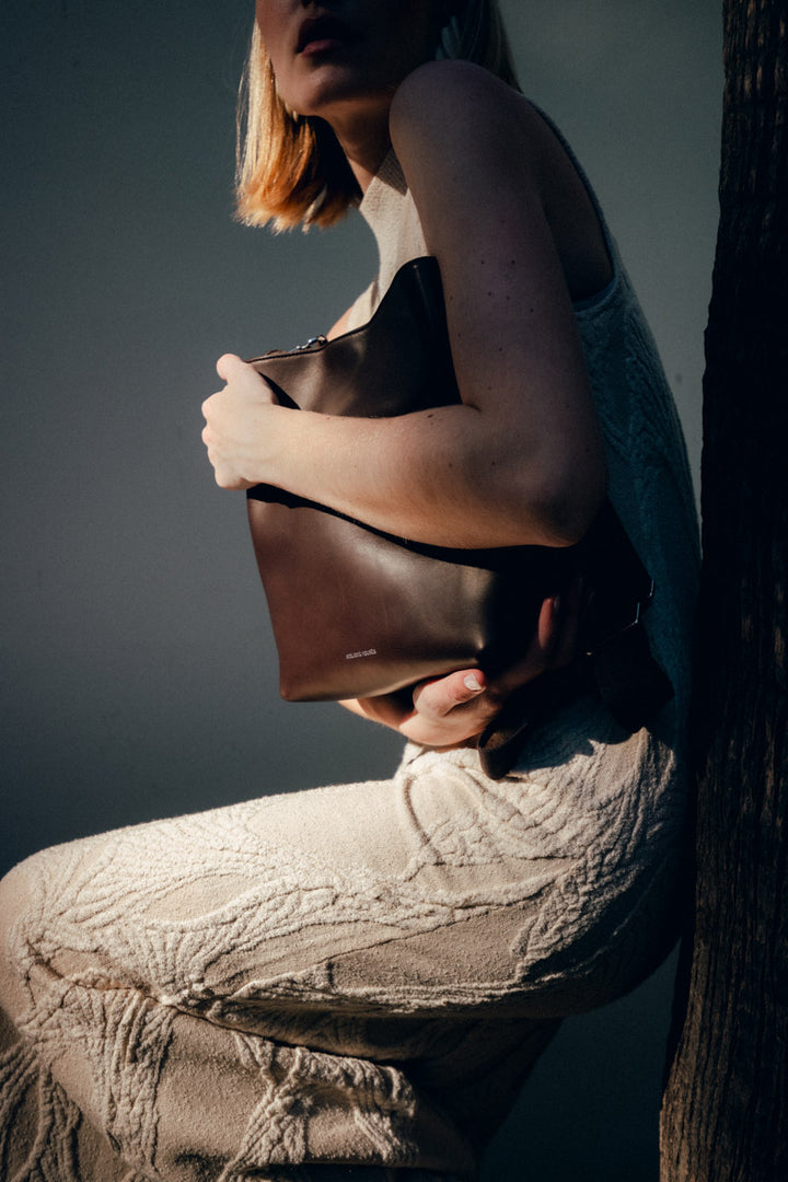 Grand sac en cuir pleine fleur ALCESTE coloris cafe, porté n°4 – Ateliers Fourès