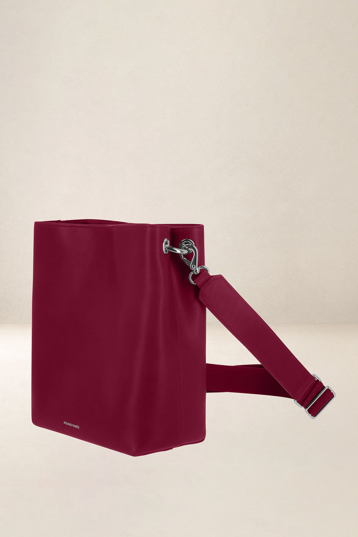 Grand sac en cuir pleine fleur ALCESTE coloris pourpre, vue de profil – Ateliers Fourès